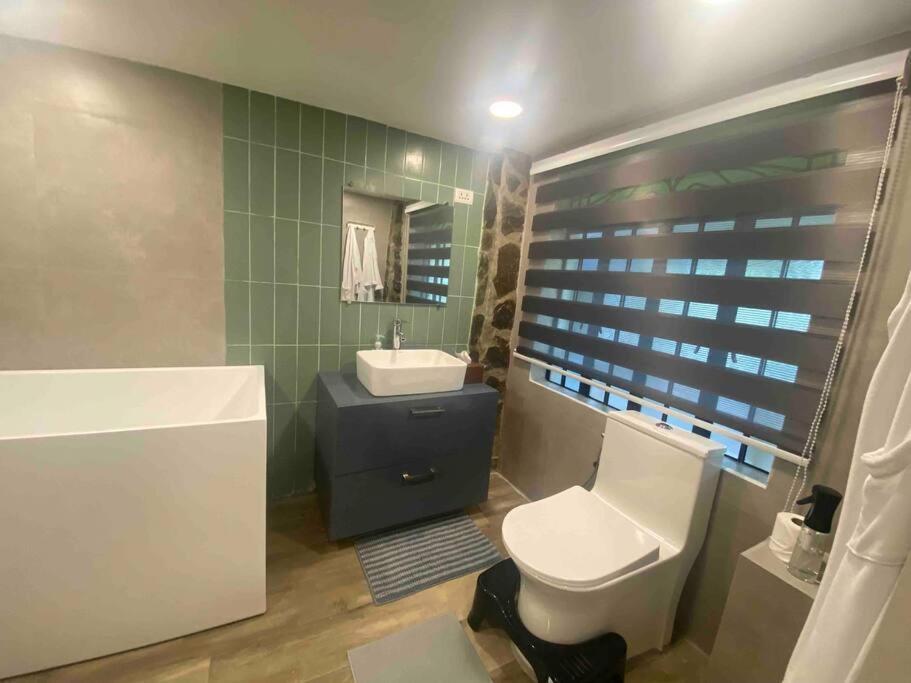 Cozy, Relaxing Suite With Private Bathtub & Kitchen Tagaytay City Exterior photo